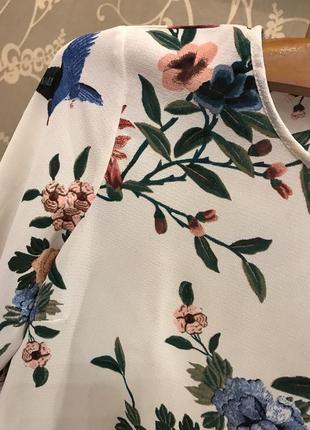 Нереально красивая и стильная брендовая блузка в цветах и птичках.5 фото
