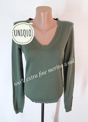 Оливковий джемпер з 100% вовни мериноса від бренду uniqlo