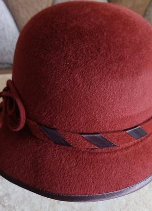 Красная фетровая шляпка шляпа капелюх с отделкой размер 56.