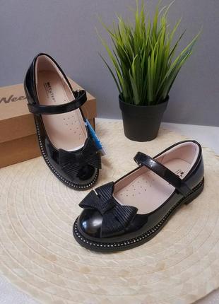 Чорні чепурненькі черевички для дівчинки1 фото