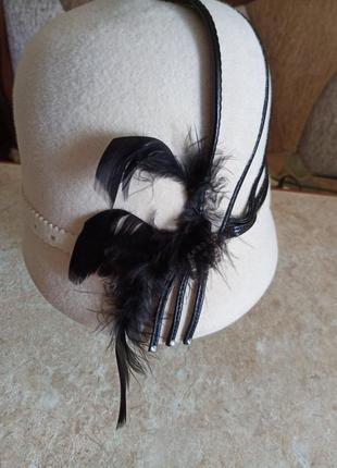 Фетровий капелюшок капелюх капелюх молочного кольору з пір'ям розмір 56.