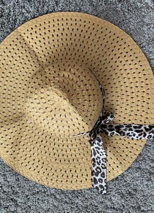 Гарний капелюх з леопардовою стрічкою1 фото