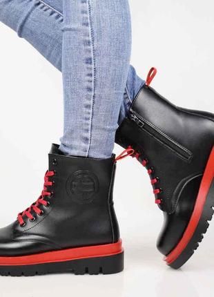 Стильные черные осенние деми ботинки низкий ход короткие на красной подошве