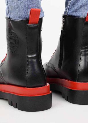 Стильні чорні осінні демі черевики низький хід короткі на червоній підошві3 фото