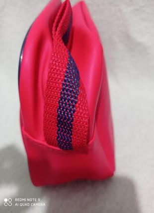 Новая вместительная ярко красная небольшая сумочка непромокайка.2 фото