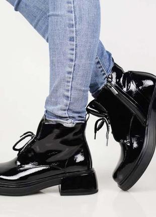 Стильные черные осенние деми ботинки ботильоны лаковые на широком устойчивом каблуке
