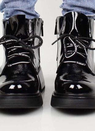 Стильные черные осенние деми ботинки ботильоны лаковые на широком устойчивом каблуке2 фото