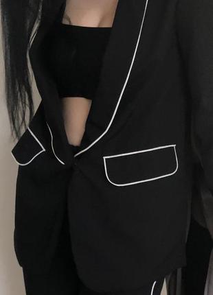 Женский черный костюм с белой полоской3 фото