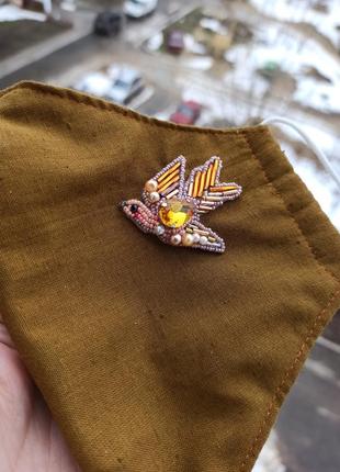 Оригинальная маска для лица с вышитой ласточкой цвет хакки