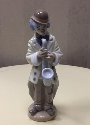 Фарфоровая статуэтка lladro «цирковой клоун с саксофоном», № 5471.
