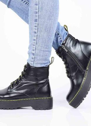 Стильные черные осенние деми ботинки на платформе толстой подошве короткие