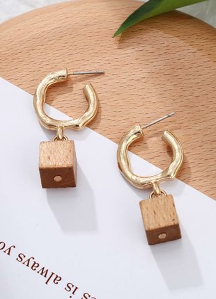 Золотисті сережки з декором під дерево