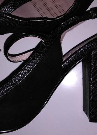 Красиві і стильні черевички на зручному товстому каблуці10 фото