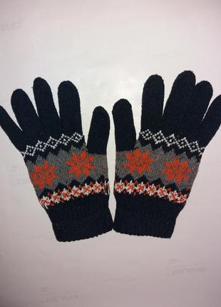 Тёплые вязаные перчатки с орнаментом