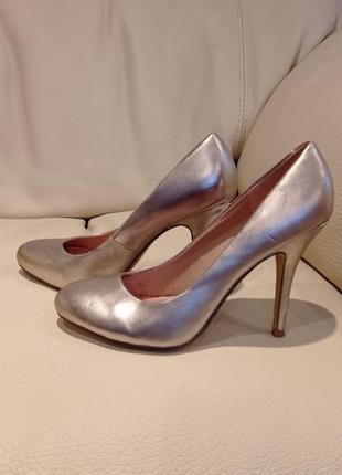 Кожаные блестящие лодочки нежное золото