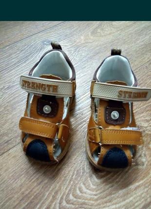 Дитячі сандалії