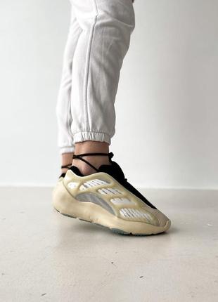 Стильные женские кроссовки adidas yeezy boost 700 v3 бежевые