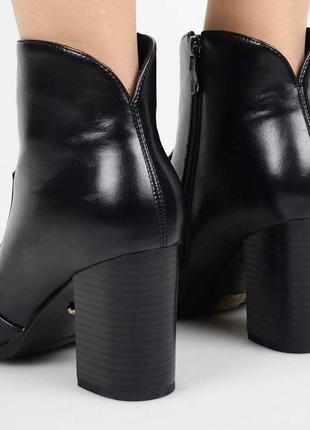 Стильні чорні осінні демі черевики ботильйони на широкому каблуці з гострим носком3 фото