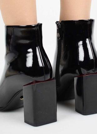 Стильні чорні осінні демі черевики ботильйони лакові на широкому каблуці з гострим носком3 фото