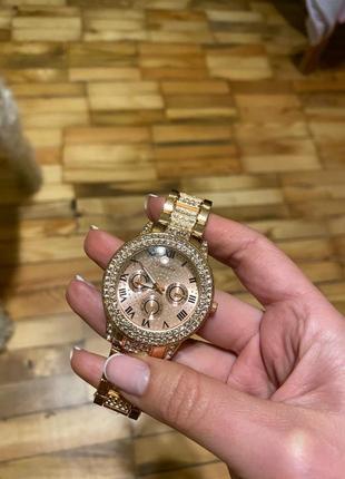 Золотистые часы с камушками и рифленым браслетом1 фото