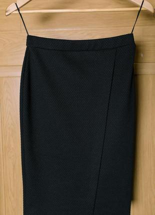 Черная миди юбка карандаш tu из фактурного материала с эффектом запаха2 фото