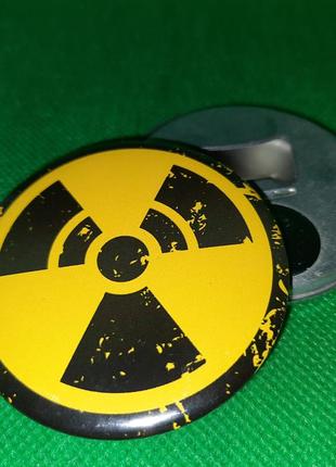 Круглая открывашка на магните лого знака радиации logo radiation