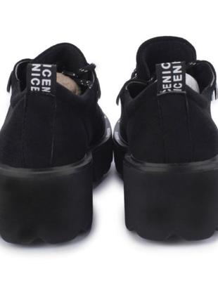 Стильные черные замшевые туфли закрытые на толстой подошве платформе3 фото