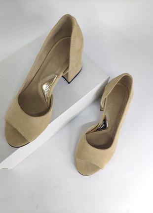 Замшевые песочные  туфли на каблуке с открытым носиком3 фото