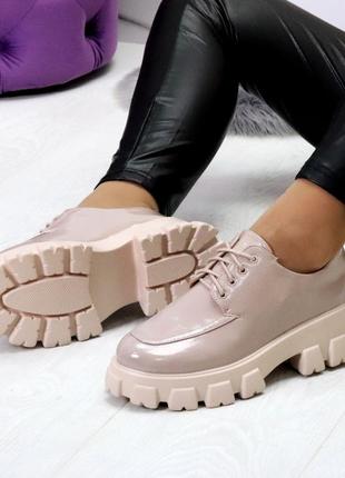 Женские лаковые бежевые туфли на массивной подошве5 фото