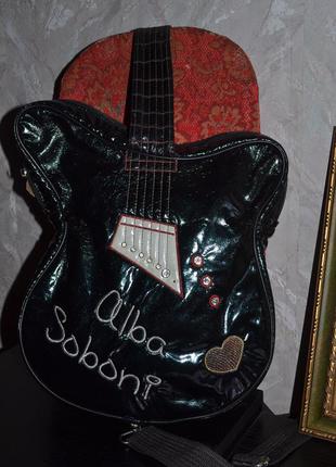 Ретро сумка - гитара  для хэллоуина из мягкого  чёрного лакового кожзама1 фото