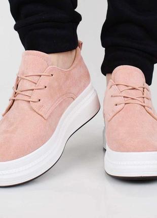 Стильні рожеві пудра замшеві закриті туфлі на платформі товстій підошві кросівки2 фото
