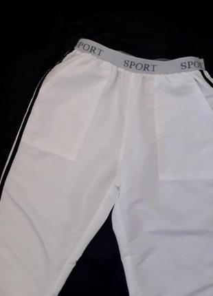 Джогеры, укороченые спортивные штаны, бриджи белые с лампасами3 фото