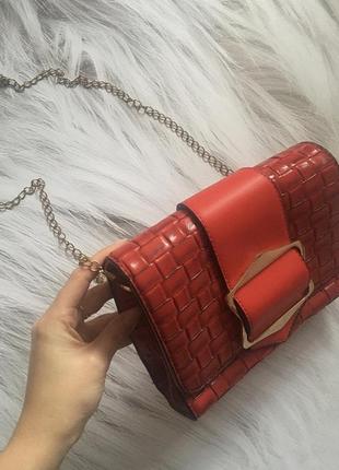 Червона сумка на ланцюжку клатч