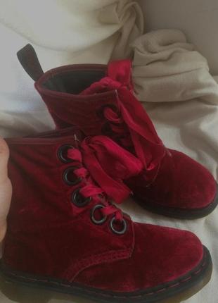 Оксамитові dr. martens