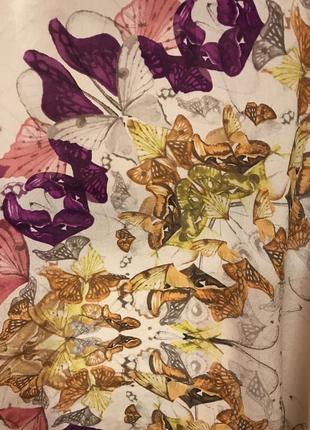 Очень красивая и стильная брендовая блузка в бабочках..100% шёлк.3 фото