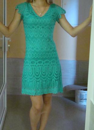 Зеленое кружевное платье