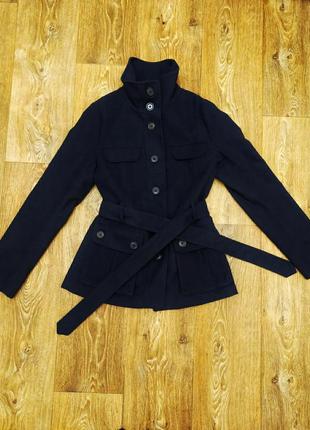 Актуальное базовое демисезонное женское пальто темно-синего цвета