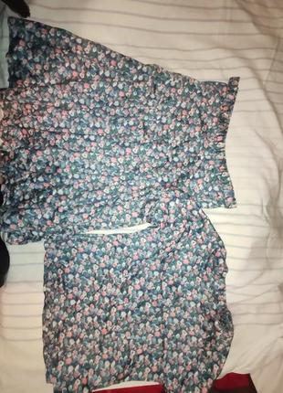 Футболка й спідниця нижче коліна