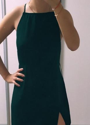 13. Платье темно зеленого цвета фирмы pretty little thing