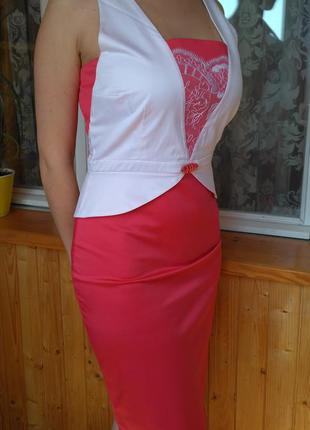 Яркое розово-белое платье