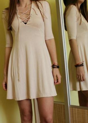 Стильне плаття з шнурівкою