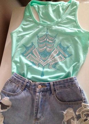 Стильная футболка с камнями