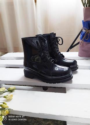 Стильні гумові чобітки на шнурівках glamorous 36р.3 фото