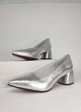 Кожаные классические женские туфли серебро на удобном каблуке