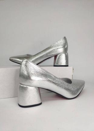Шкіряні класичні жіночі туфлі срібло на зручному каблуці2 фото