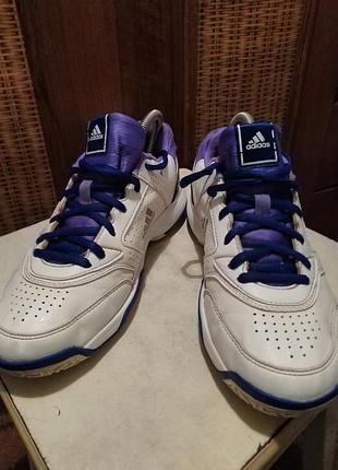 Білі кросівки адідас.