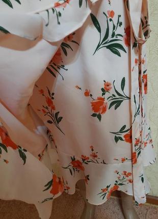 Новое  актуальное платье на запах на подкладке с рюшей в принт цветы.6 фото