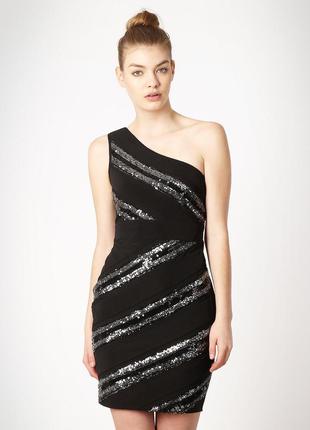 Облегающее а-ля бандажное платье футляр с планками из пайеток на одно плечо