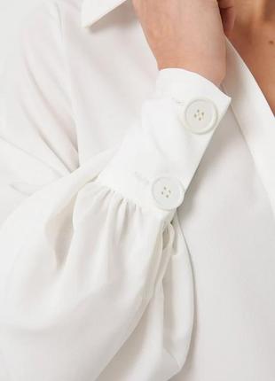 Белая рубашка с рукавами воланами