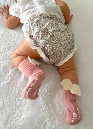 Шкарпетки для новонароджених з крильцями.